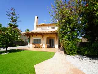 Chalet con amplio jardín, piscina y barbacoa 