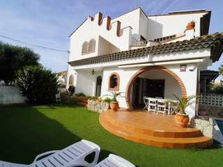 Casa esquinera con piscina en Cambrils Playa