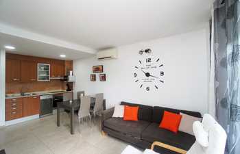 Apartamento con terraza, piscina y parking