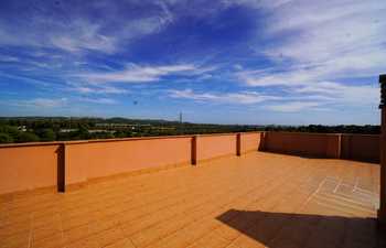 Ático a estrenar con solarium, piscina y parking
