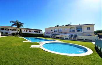 Planta baja con piscina y parking