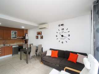 Apartamento con terraza, piscina y parking