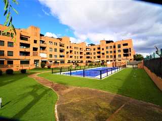 Amplio piso con piscina, jardín y parking