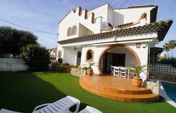 Casa esquinera con piscina en Cambrils Playa